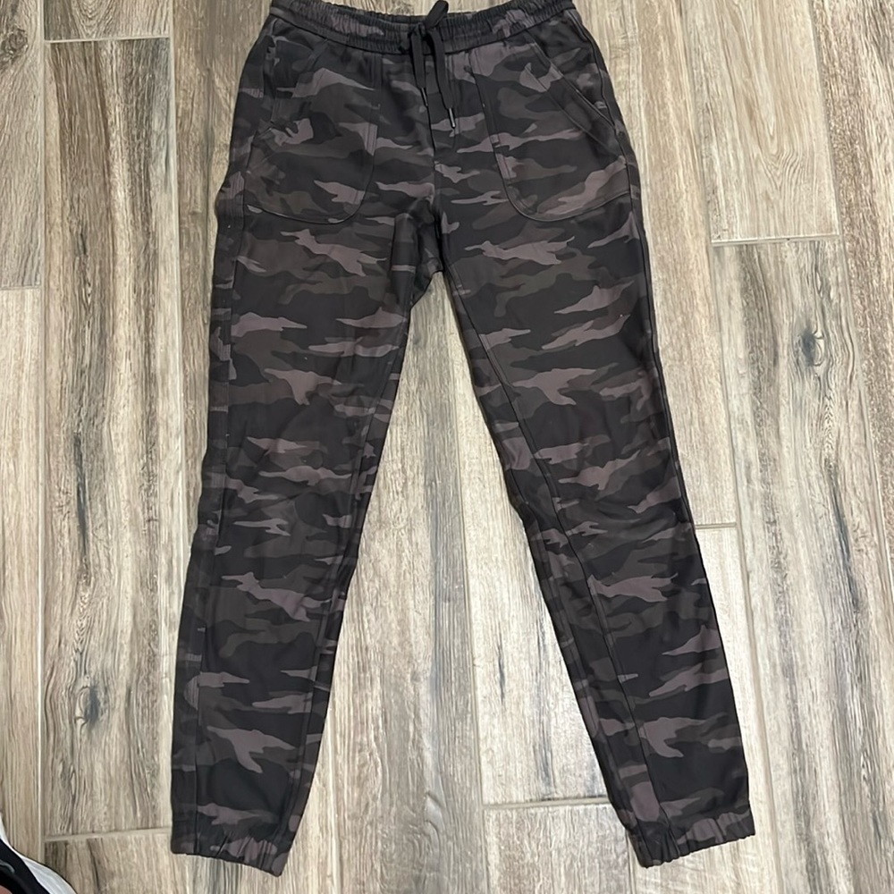 Athleta - Womens Farallon jogger - Camo color - Size 4 Tall - Picture 3 of 7